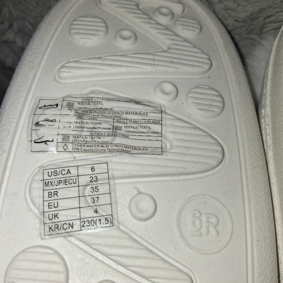 Hello Kitty faux fur moon boots. New - Picture 7 of 8